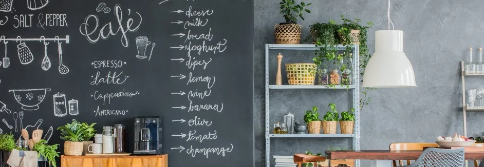 Gemütliche Küche mit Kreidetafel und Pflanzen